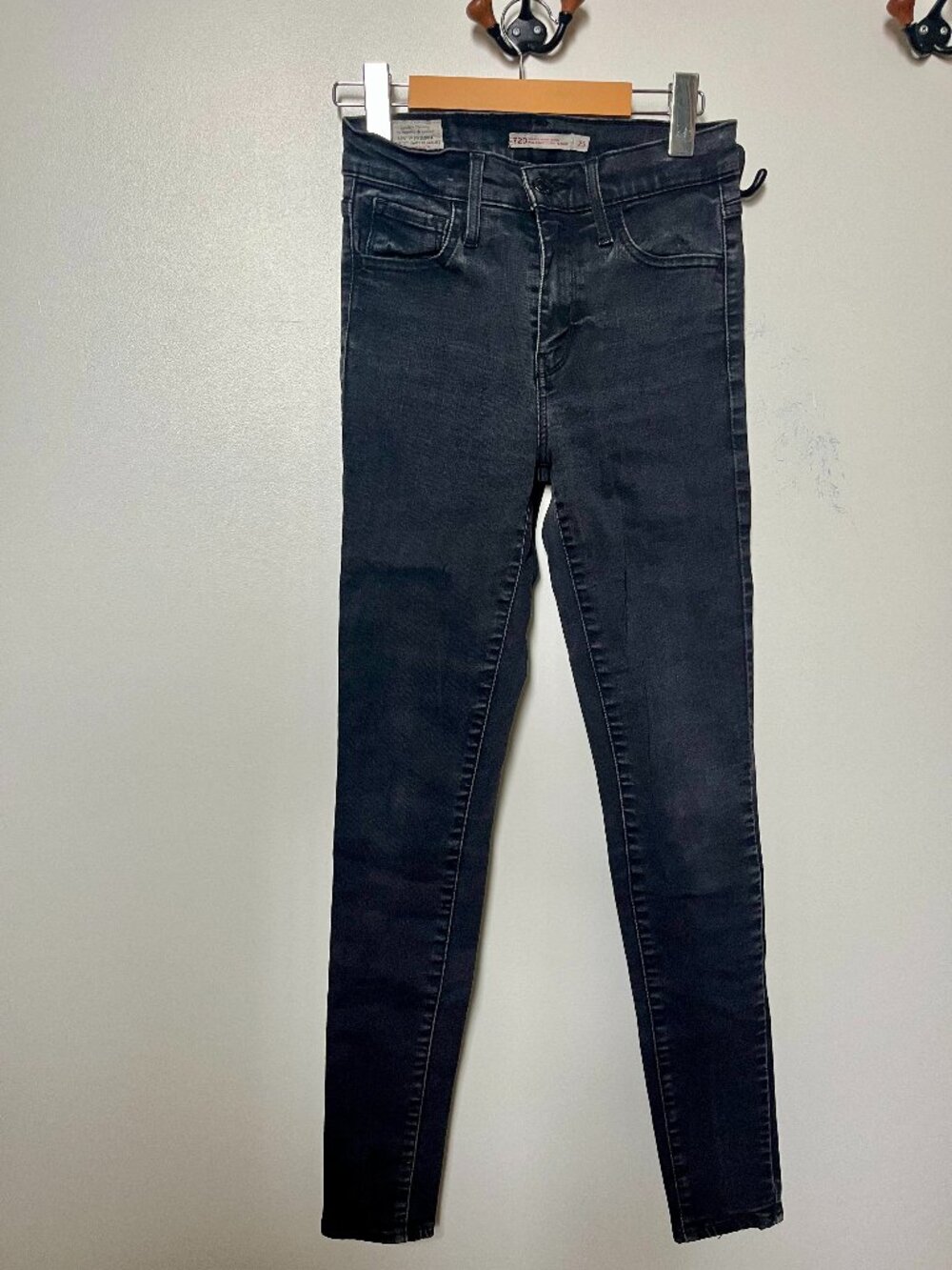 Jean Levi's noir Slim 720 High Rise Super Skinny (Size 25)